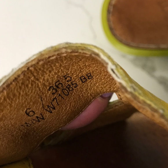 Born Slip on Yellow Leather Sandal EU 36 Women Shoes - Picture 7 of 9